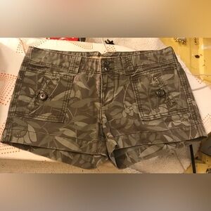 Angel Kiss Floral Camo Shorts Size 9